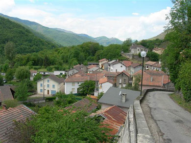 le village et, en face, le plateau de Beille