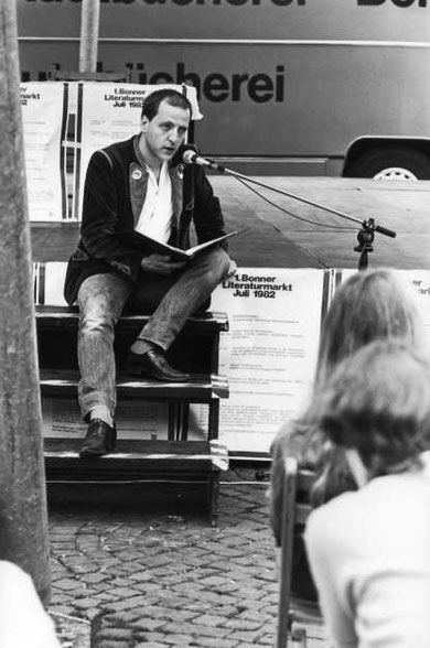 Louis Flamel auf dem 1. Bonner Literaturmarkt, 1982. Photo: Heike V. Kestel