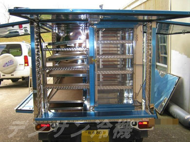 パンを製造・販売する業者様の３台目のご依頼です。車左側の棚は駐車時に大きく展開出来る凝った作りです。冷蔵庫のドアは透明な樹脂製となっており、中がよく見えると好評です