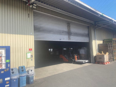 奈良県物流倉庫大型重量シャッター修理,電動重量シャッター修理,重量シャッターバランス調整,シャッターの変形を加工,シャッタースラットのバランス調整