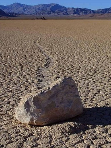 Death Valley Sehenswürdigkeiten & Geheimtipps: Die wandernden Steine der Race Track Playa