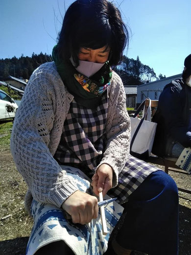 刃物屋の社長西村、ナイフの扱いに苦戦中?