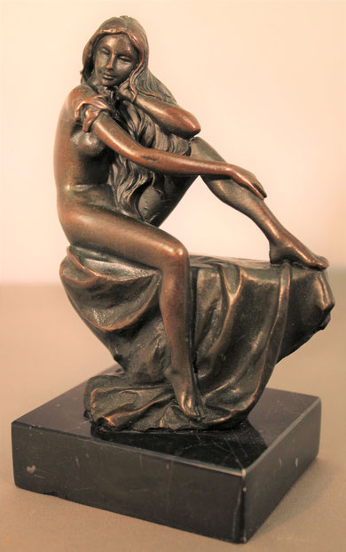 te_koop_aangeboden_een_bronzen_beeld_20ste_eeuw_van_een_vrouwelijk_zittend_naakt_bij_kunsthandel_martins_anno_2018_te_wolvega