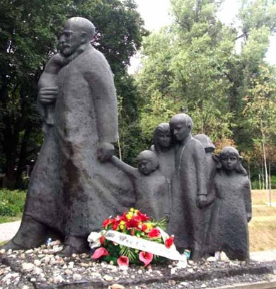 Il monumento a Korczak e ai bambini nel cimitero ebraico di Varsavia