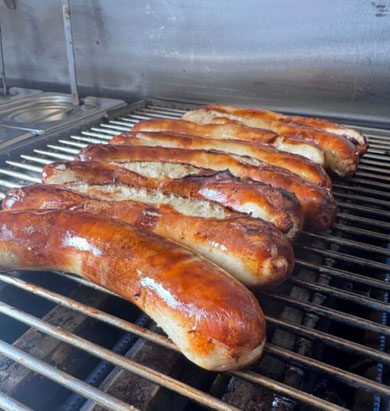 Mehrere Bratwurst auf Grill