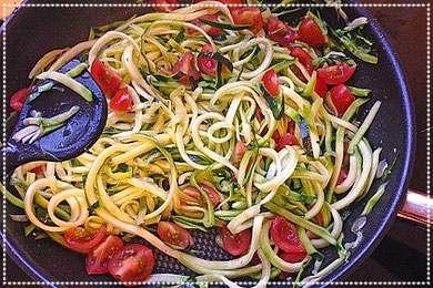 Teller, Zucchinispagetti, Tomaten
