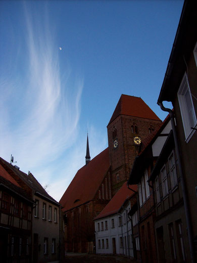 St. Johanniskirche in der Abenddämmerung von der Fabianstraße aus gesehen