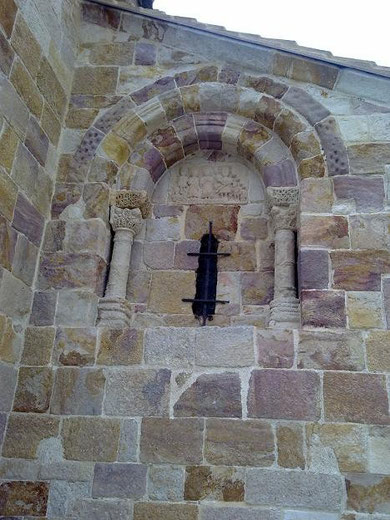 Iglesia de San Cipriano (siglos XI-XIII), en Zamora. Y... sí, las piedras tienen esa tonalidad malva.