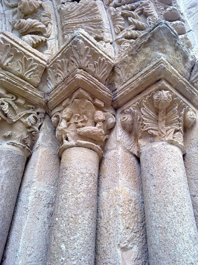 Capiteles bajo las famosas arquivoltas de la iglesa de Sta María Magdalena (siglos XII y XIII), también en la ciudad de Zamora