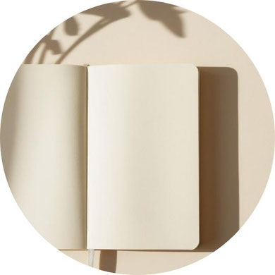 Offenes beiges Notizbuch im warmen Licht – Raum für deinen Fokus-Satz.