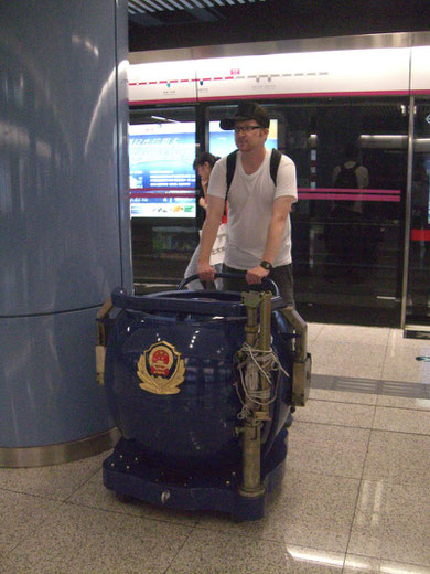 Bodenreinigung der Dongsi U-Bahnstation in Beijing.