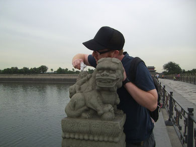 Beseitigung kleinster Verschmutzungen. (Marco Polo Brücke)