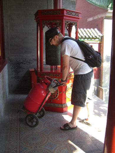 Erst Feuerlöschen, dann Reinemachen. (Lama Tempel)
