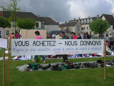 "Vous achetez - Nous donnons". L'argent que nous recueillons permet de soutenir des projets de solidarité."