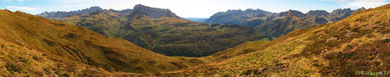 au-delà du Lac de la Cuarde Les montagnes de la Selva de Oza en Espagne