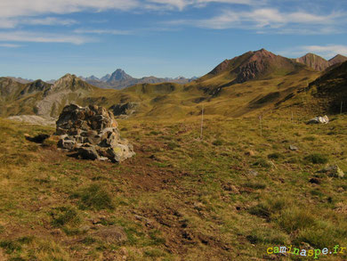 Le Col de La Cuarde, versant français. Au premier plan, la stèle des évadés