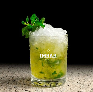 curso de coctelería para principiantes trabajando en bar