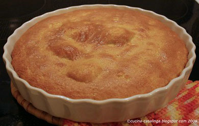 Flognarde aux pommes bien dorée qui sort du four