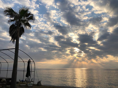 雲多めで夕日は期待薄。