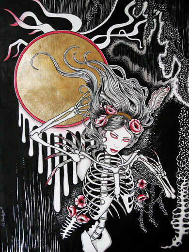 Skelettierte Frauenfigur mit Mohnblumen im Haar vor goldenem Mond – symbolisches, grafisches Kunstwerk von Pia Staudacher 
