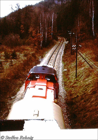 Personenzug von Weischlitz nach Gera unter der Rohrbrücke zwischen Berga/Elster und Wünschendorf (1983)