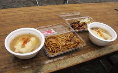 　太めの麺の焼きそば　鶏肉も入っておいしいせんべい汁