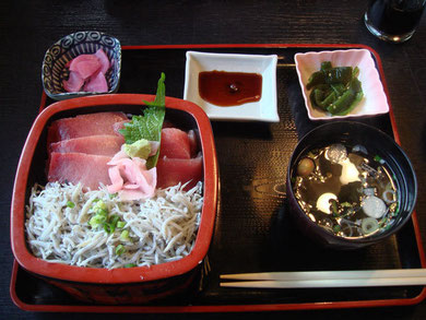 　釜揚げシラスとマグロの二色丼