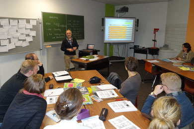 Wolfgang Tiffert, Leiter der gymnasialen Oberstufe, gibt einen Einblick in die Gesamtschulstrukturen. Fotos: Ulrichs