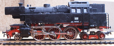Baureihe 66, eine Tenderlok, von der es nur 2 Exemplare gab, die in Gießen stationiert waren. Das Modell besteht aus einem modifizierten Fahrwerk der Märklin BR 23 und einem Piko Gehäuse.