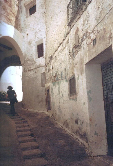 Su casco histórico destaca precisamente por la impronta que dejaron los pueblos que lo habitaron. Entre sus monumentos cabe reseñar la Torrecilla, de origen islámico construida sobre un asentamiento ibérico. 
