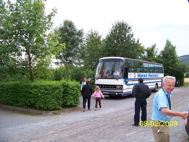 Betreuerin Tatjana hat den Bus als Erste verlassen