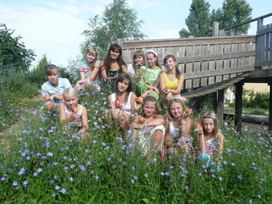 Tschernobylkinder auf dem schönen Gelände der Waldorfschule inmitten der Wegwarten