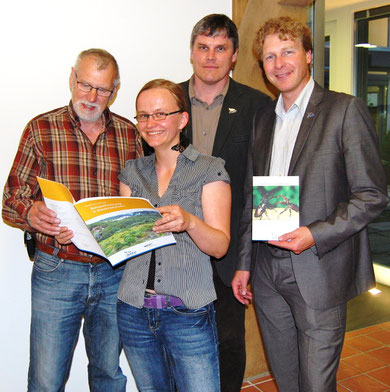 NABU-Niedersachsen Regionaltagung am 31. Mai 2011 in Lohne: v.l. Siegfried Tilgner, Michaela Südbeck, Ludger Frye (alle vom Vorstand des NABU Lohne) und der Landesvorsitzende des NABU Niedersachsen Dr. Holger Buschmann (re.); Foto: NABU 2011