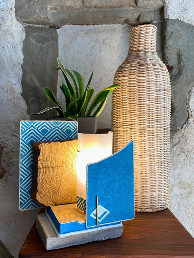 Lampe artisanale déco et design en bois, béton et tissu effet velours, bleu.Une idée cadeau originale en Haute-Savoie dans l'albanais. Offrez une pièce de créateur.