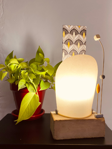 Lampe à poser en béton, une création artisanat d'art en Haute Savoie à Rumilly. Une pièce unique pour un cadeau d'exception. Luminaire jaune et gris original en béton. Une pièce unique d'Isabelle Lachat Créations. 