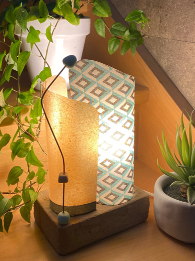 Lampe à poser artisanale et originale en béton, tissus bleu et marron et papier de soie. Lampe unique de fabrication française, une idée cadeau originale et déco en Haute-Savoie à Rumilly.