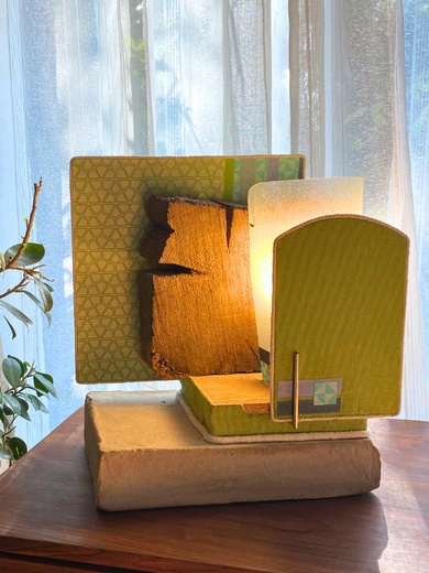 Pièce de créatrice, cette lampe à poser est une idée cadeau originale en Haute Savoie. Luminaire exceptionnel en béton et tissu velours vert et tissus graphique, pièce unique, luminaire avec bois, chêne.