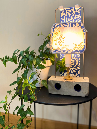 Luminaire avec béton et métal. Une lampe verticale dans le thème algues marines... Une pièce unique d'artisanat d'art par Isabelle Lachat Créations à Rumilly en Haute Savoie.