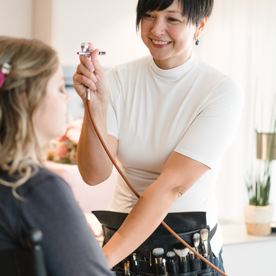 Perfekte Haut auch bei Unreinheiten. Mit Airbrush Make-up.