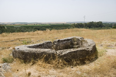 Piscina semicircular en el yacimiento arqueológico de Celti