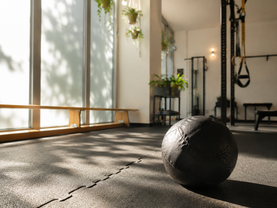 Medizinball in kleinem Studio für Personal Training und Ernährungsberatung in Aachen.