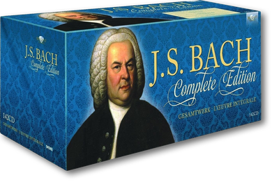 In einer blauen CD-Box sind 142 CDs mit Bachs Musik. Auf zwei Seiten ist ein Porträt von Bach, auf drei Seiten sieht man den Schriftzug J.S. Bach. Die Box scheint zu schweben.