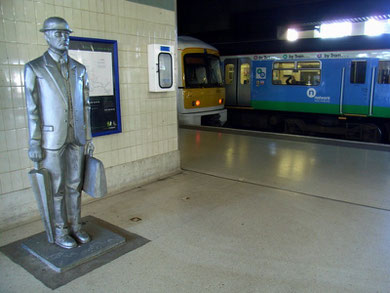 'The Commuter' statue by John McKenna at Snow Hill Station unveiled in 1996.