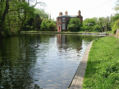 The toll house at Kings Norton Junction. The Birmingham-Worcester canal runs right-to- left in front of the toll house; the Stratford canal is in the foreground.