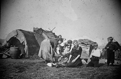 Travellers on the Black Patch off Foundry Lane, Smethwick c1900. Image from Wikipedia, now in the public domain uploaded to Wikipedia by Sibadd/ S J Baddeley. 