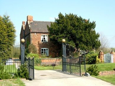 Peddimore Hall in 2007 © Copyright Mike Beeson licensed for reuse under Creative Commons Licence Attribution-Share Alike 2.0 Generic. Geograph OS reference SP1593. 