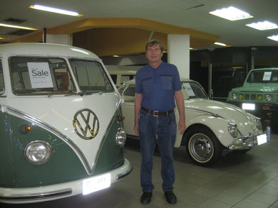 Manfred Wille vor einem VW-Bulli