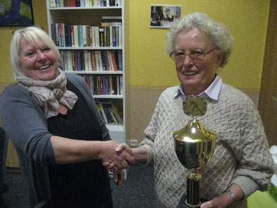 Ruth Lindner (rechts) gewann das Turnier und erhielt von Uschi Rezzoug den "Mütterzentrums-Wanderpokal"
