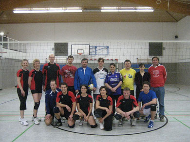 Die Freizeitvolleyballerinnen und Freizeitvolleyballer vom MTV Wasbüttel und CVJM Wolfsburg lächeln in die Kamera