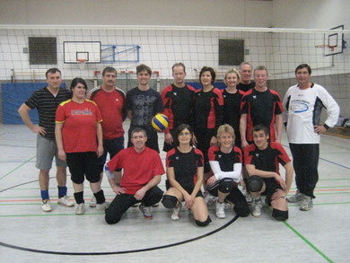 Lächeln für die Fotografin: Die Freizeitvolleyballerinnen und Freizeitvolleyballer vor dem Match